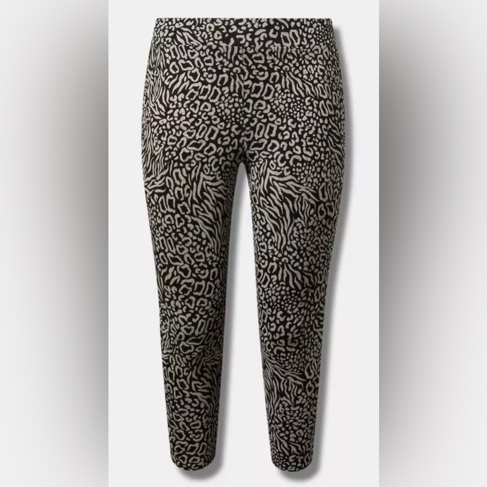 TORRID Crop Pocket Legging - Picture 2 of 5